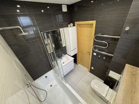 Продам трехкомнатную (3-комн.) квартиру, Горького ул, 168А, Калининград г