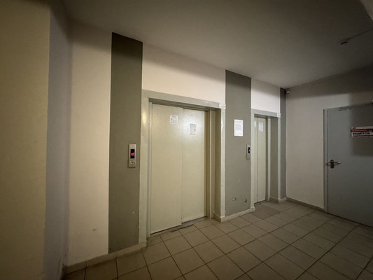 Продам трехкомнатную (3-комн.) квартиру, Горького ул, 168А, Калининград г