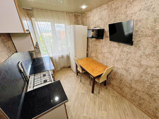 Продам двухкомнатную (2-комн.) квартиру, Вокзальная ул, 93к2, Комсомольск-на-Амуре г