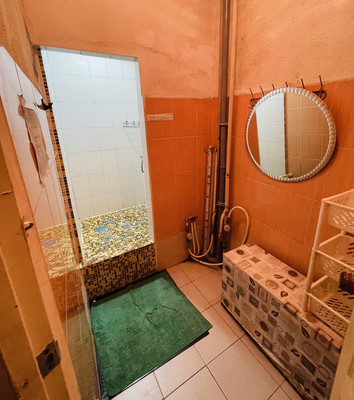 Продам комнату в 17-комн. квартире, Лодыгина пер, 7А, Санкт-Петербург г
