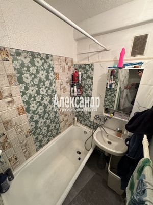Продам 2-комн. в 4-комн. квартире, Заводской пр-кт, 16к3, Колпино г