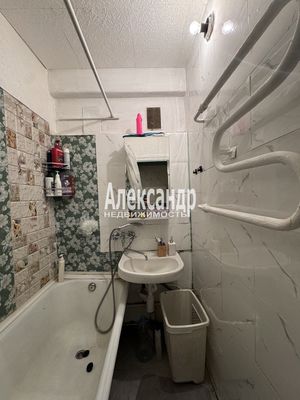 Продам 2-комн. в 4-комн. квартире, Заводской пр-кт, 16к3, Колпино г