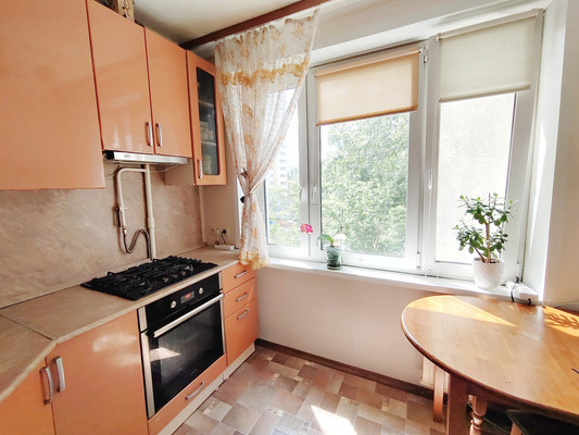 Продам двухкомнатную (2-комн.) квартиру, Ангарская ул, 69, Москва г