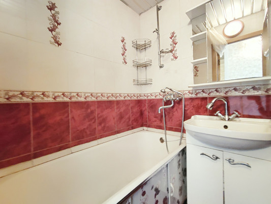 Продам двухкомнатную (2-комн.) квартиру, Ангарская ул, 69, Москва г