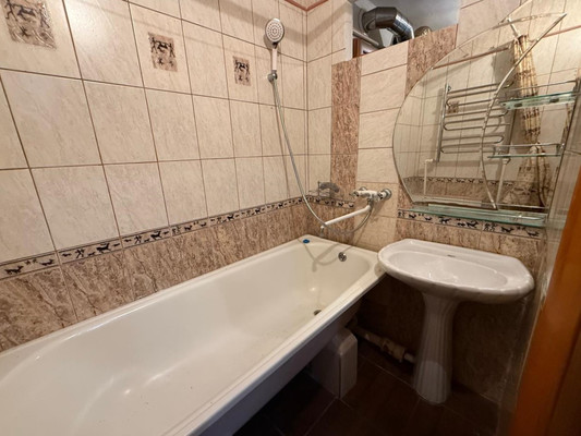 Продам трехкомнатную (3-комн.) квартиру, Соцгородок мкр, 31, Апшеронск г
