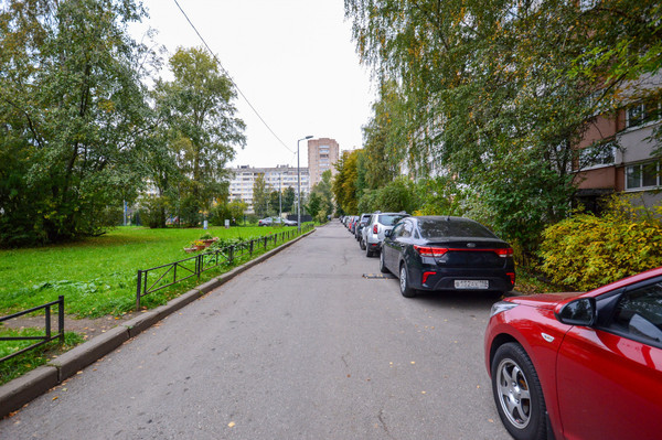 Продам трехкомнатную (3-комн.) квартиру, Кустодиева ул, 20к1, Санкт-Петербург г