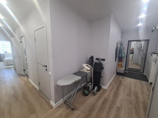 Продам трехкомнатную (3-комн.) квартиру, Первомайская ул, 22, Шушары п