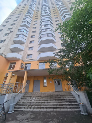 Продам трехкомнатную (3-комн.) квартиру, Первомайская ул, 22, Шушары п