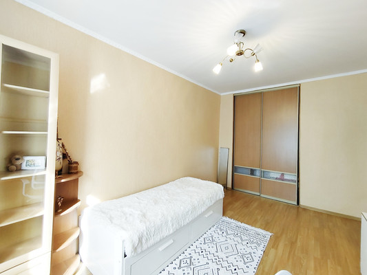 Продам 2-комн. в 3-комн. квартире, Коминтерна ул, 15, Королев г