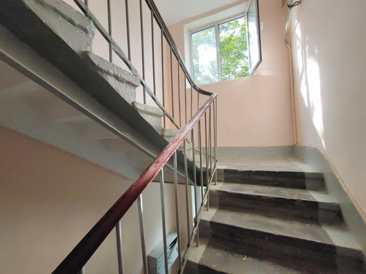 Продам 2-комн. в 3-комн. квартире, Коминтерна ул, 15, Королев г