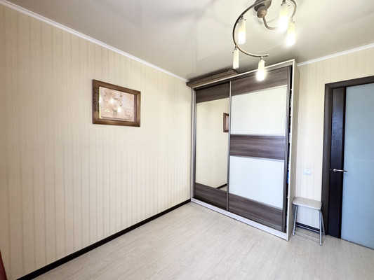 Продам трехкомнатную (3-комн.) квартиру, Брянского Фронта ул, 12, Брянск г