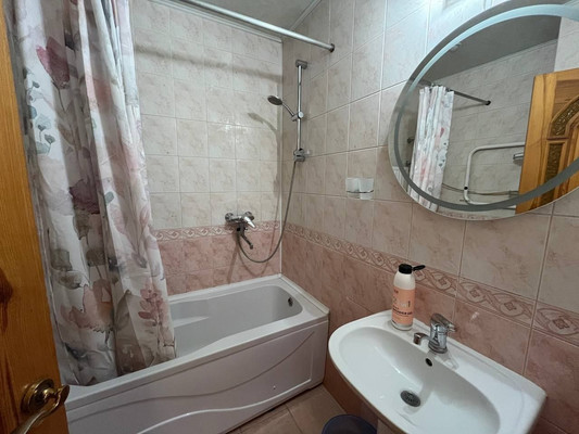 Продам двухкомнатную (2-комн.) квартиру, Гурзуфская ул, 8, Симферополь г