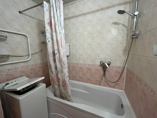 Продам двухкомнатную (2-комн.) квартиру, Гурзуфская ул, 8, Симферополь г