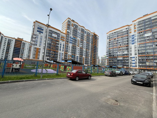 Продам двухкомнатную (2-комн.) квартиру, Петровский б-р, 6к2, Мурино п