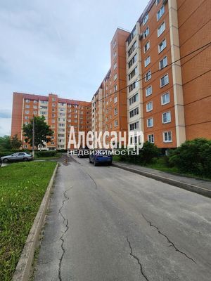Продам трехкомнатную (3-комн.) квартиру, Нефтехимиков ул, 45, Кириши г