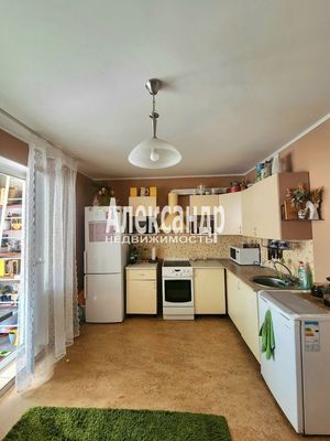 Продам трехкомнатную (3-комн.) квартиру, Нефтехимиков ул, 45, Кириши г