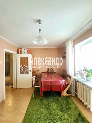 Продам трехкомнатную (3-комн.) квартиру, Нефтехимиков ул, 45, Кириши г