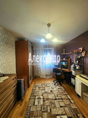 Продам трехкомнатную (3-комн.) квартиру, Нефтехимиков ул, 45, Кириши г