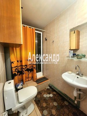 Продам трехкомнатную (3-комн.) квартиру, Нефтехимиков ул, 45, Кириши г