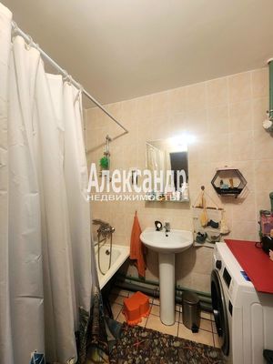 Продам трехкомнатную (3-комн.) квартиру, Нефтехимиков ул, 45, Кириши г