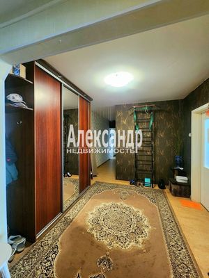 Продам трехкомнатную (3-комн.) квартиру, Нефтехимиков ул, 45, Кириши г