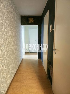 Продам трехкомнатную (3-комн.) квартиру, Нефтехимиков ул, 45, Кириши г
