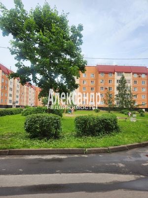 Продам трехкомнатную (3-комн.) квартиру, Нефтехимиков ул, 45, Кириши г