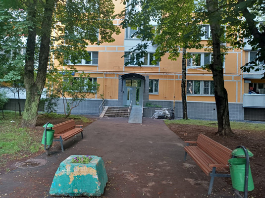 Продам трехкомнатную (3-комн.) квартиру, Бирюлёвская ул, 18к2, Москва г