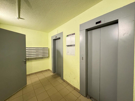 Продам двухкомнатную (2-комн.) квартиру, Квартальная ул, 2, Тельмана п