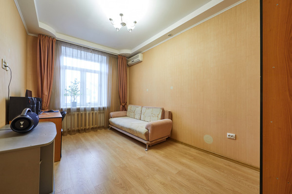 Продам трехкомнатную (3-комн.) квартиру, Доватора ул, 19, Челябинск г