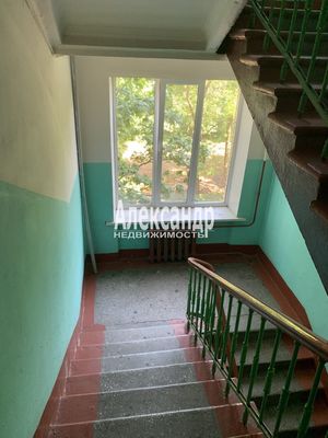 Продам трехкомнатную (3-комн.) квартиру, Краснопутиловская ул, 10, Санкт-Петербург г