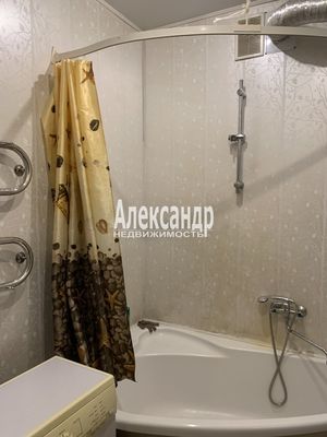 Продам трехкомнатную (3-комн.) квартиру, Краснопутиловская ул, 10, Санкт-Петербург г
