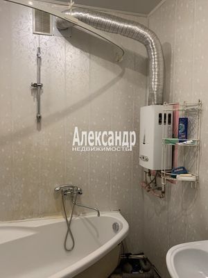 Продам трехкомнатную (3-комн.) квартиру, Краснопутиловская ул, 10, Санкт-Петербург г
