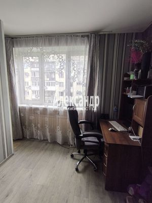 Продам комнату в 3-комн. квартире, Ивана Фомина ул, 13к1, Санкт-Петербург г