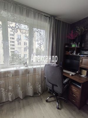 Продам комнату в 3-комн. квартире, Ивана Фомина ул, 13к1, Санкт-Петербург г