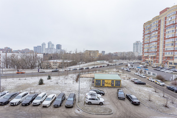 Продам трехкомнатную (3-комн.) квартиру, Мосфильмовская ул, 53, Москва г