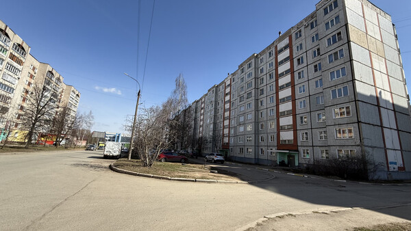 Продам трехкомнатную (3-комн.) квартиру, Космонавта Владислава Волкова ул, 2, Киров г