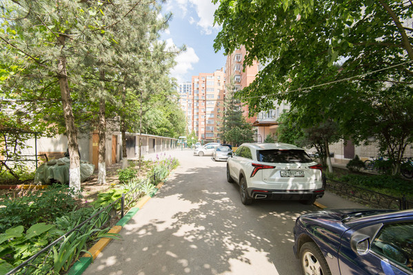 Продам трехкомнатную (3-комн.) квартиру, Кирова ул, 30, Батайск г