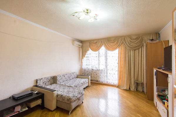 Продам трехкомнатную (3-комн.) квартиру, Кирова ул, 30, Батайск г