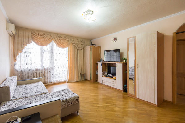 Продам трехкомнатную (3-комн.) квартиру, Кирова ул, 30, Батайск г