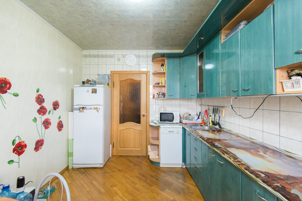 Продам трехкомнатную (3-комн.) квартиру, Кирова ул, 30, Батайск г