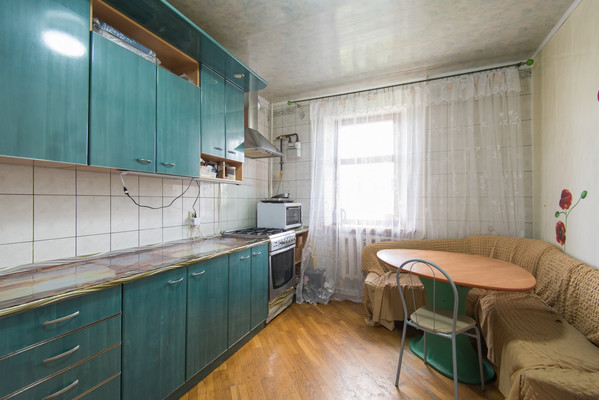 Продам трехкомнатную (3-комн.) квартиру, Кирова ул, 30, Батайск г