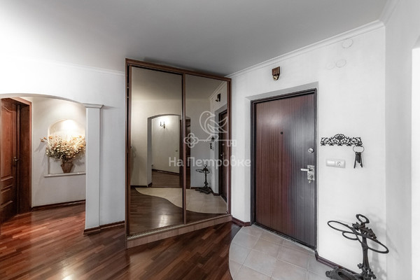 Продам трехкомнатную (3-комн.) квартиру, Люблинская ул, 165к2, Москва г