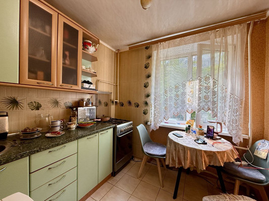 Продам трехкомнатную (3-комн.) квартиру, Заводской пер, 44, Симферополь г