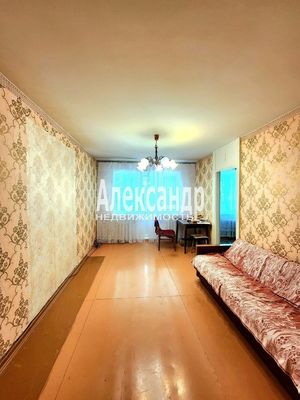 Продам трехкомнатную (3-комн.) квартиру, Романтиков ул, д. 13, Кириши г