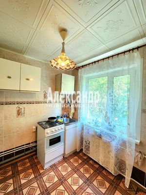 Продам трехкомнатную (3-комн.) квартиру, Романтиков ул, д. 13, Кириши г