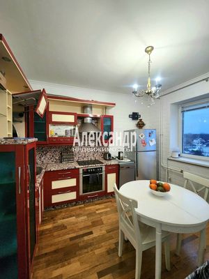 Продам двухкомнатную (2-комн.) квартиру, Восточная ул, 18, Кириши г