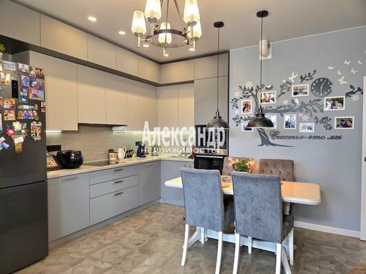 Продам трехкомнатную (3-комн.) квартиру, Космонавтов пр-кт, 102к1, Санкт-Петербург г
