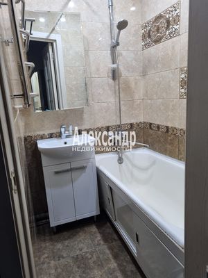 Продам трехкомнатную (3-комн.) квартиру, Софийская ул, 35к8, Санкт-Петербург г
