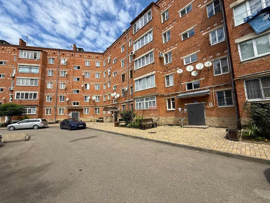 Продам двухкомнатную (2-комн.) квартиру, Ворошилова ул, 1, Апшеронск г